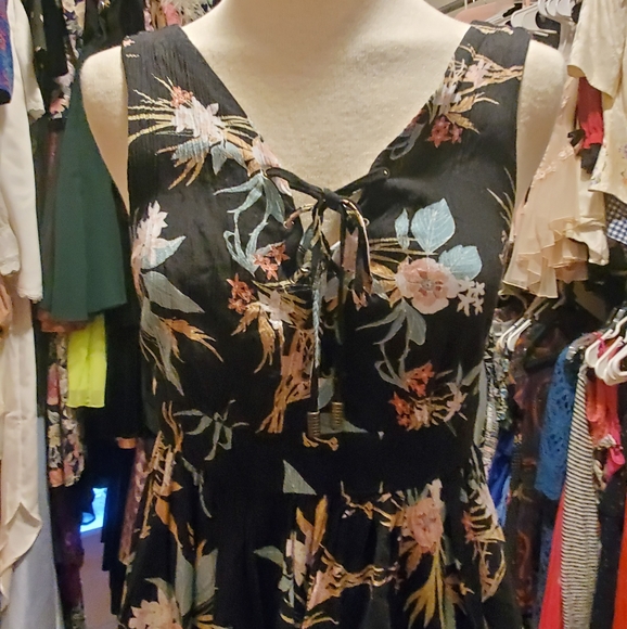 TAYLOR & SAGE DRESS- SIZE MEDIUM - Picture 3 of 8